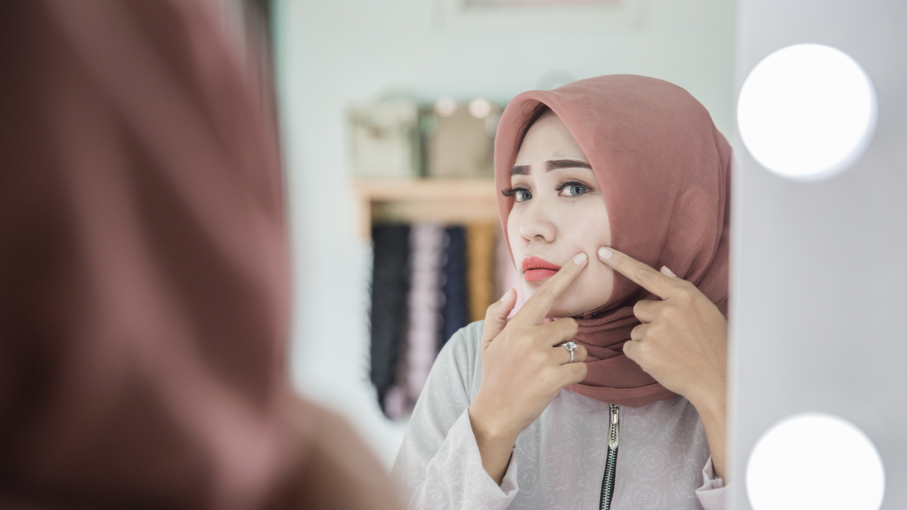 Saat Jerawat Sedang Meradang, Boleh Tetap Pakai Make Up?